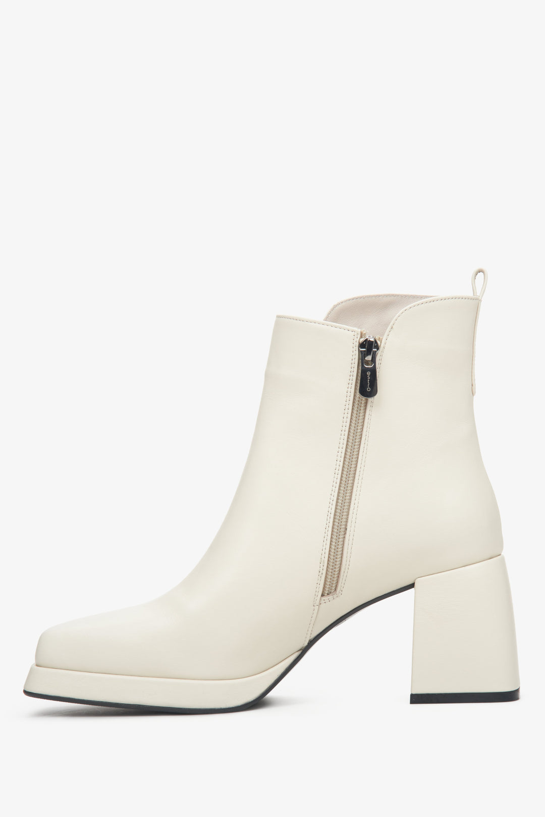 Estro women's beige leather ankle boots - shoe profile.