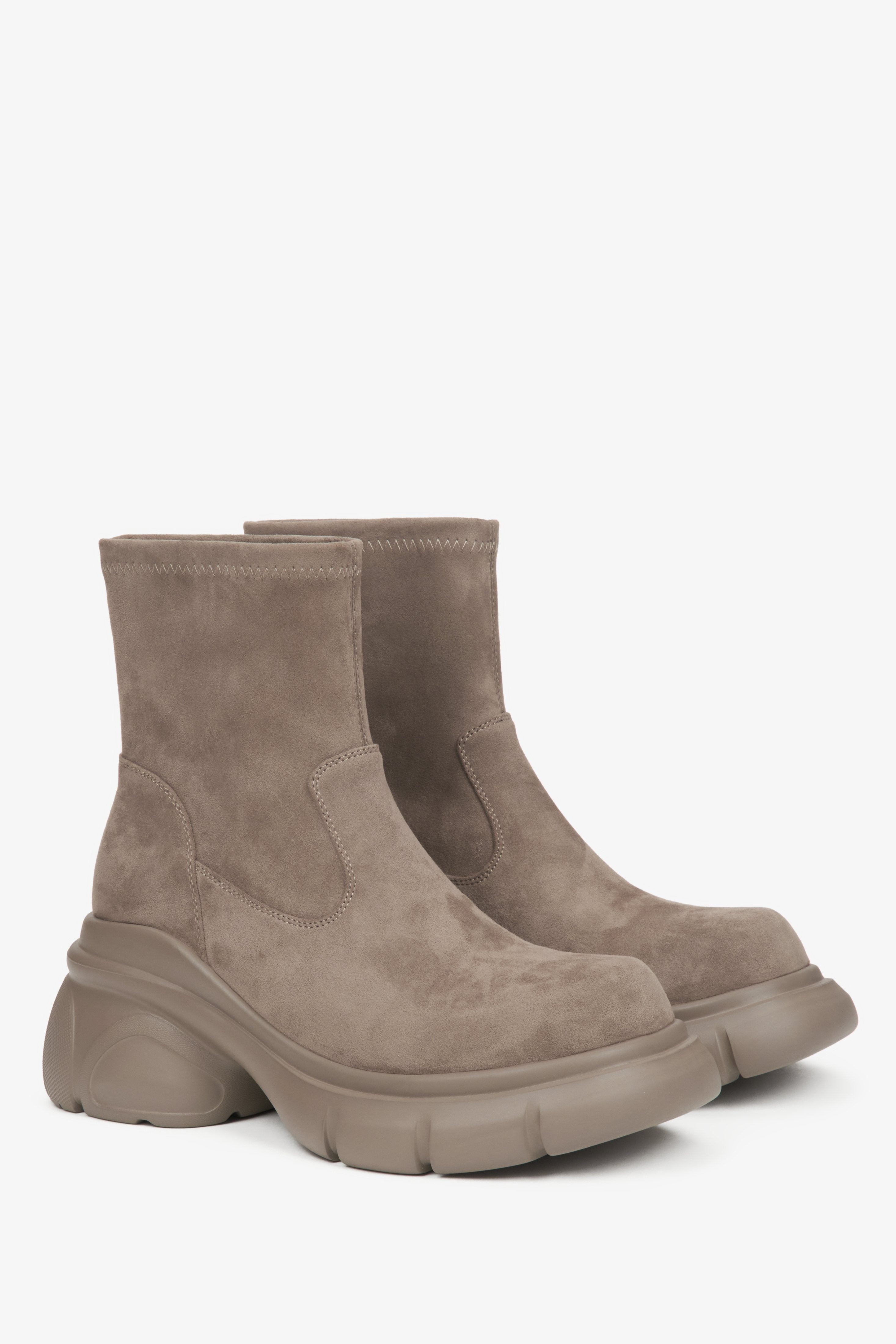 Women’s beige velour chelsea boots Estro.