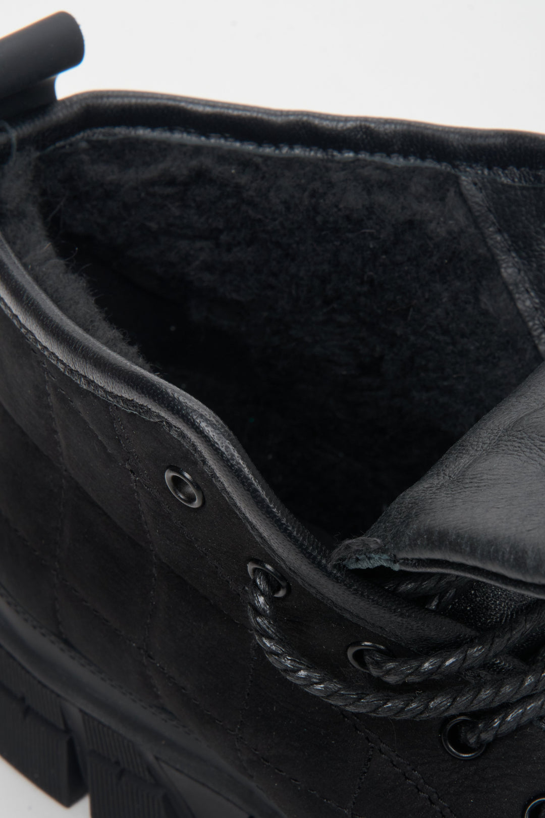 Men's black Estro winter boots - close-up of the boot's insulation.