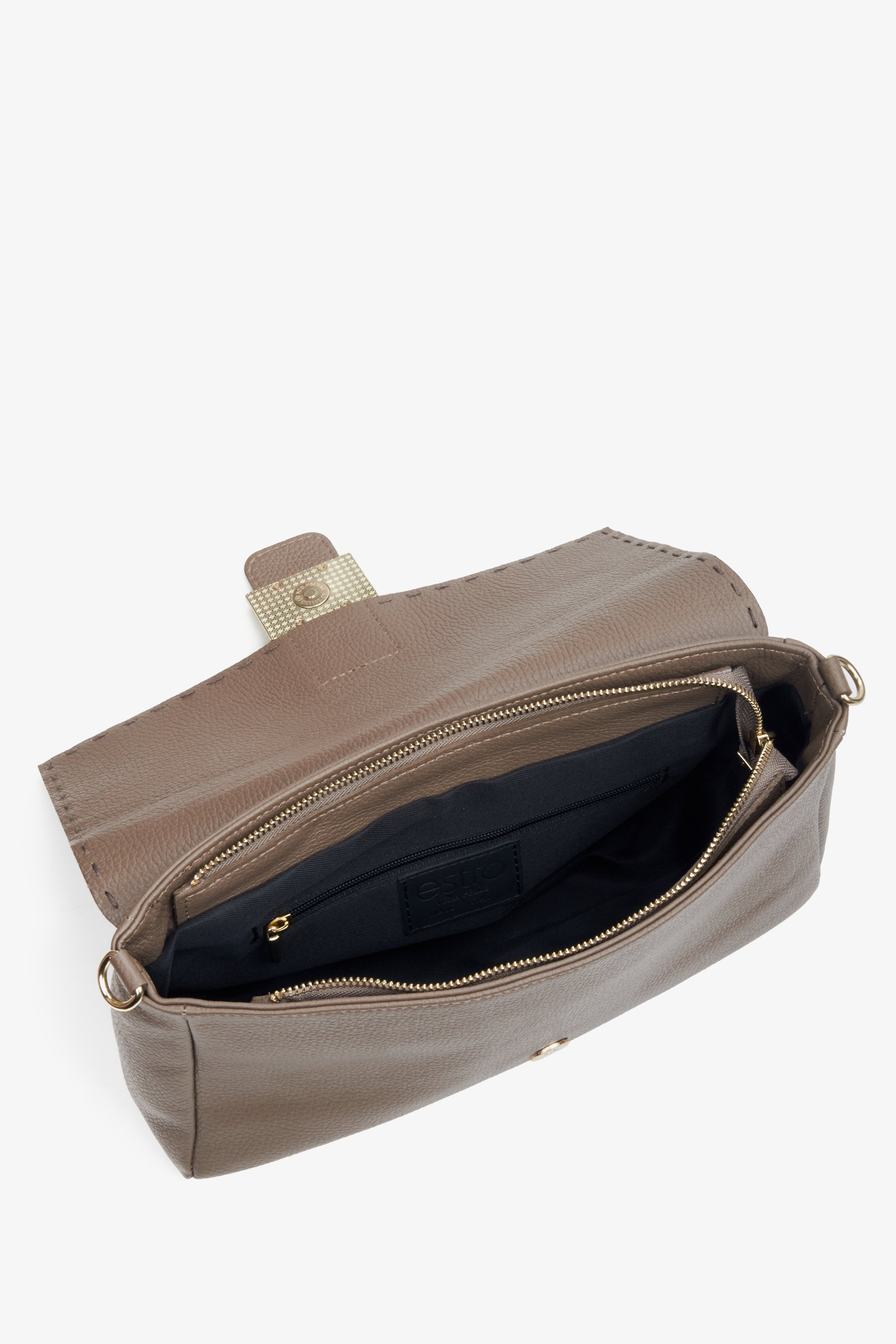 Women's grey and beige handbag made of Italian genuine leather by Estro - close-up on the interior of the model.