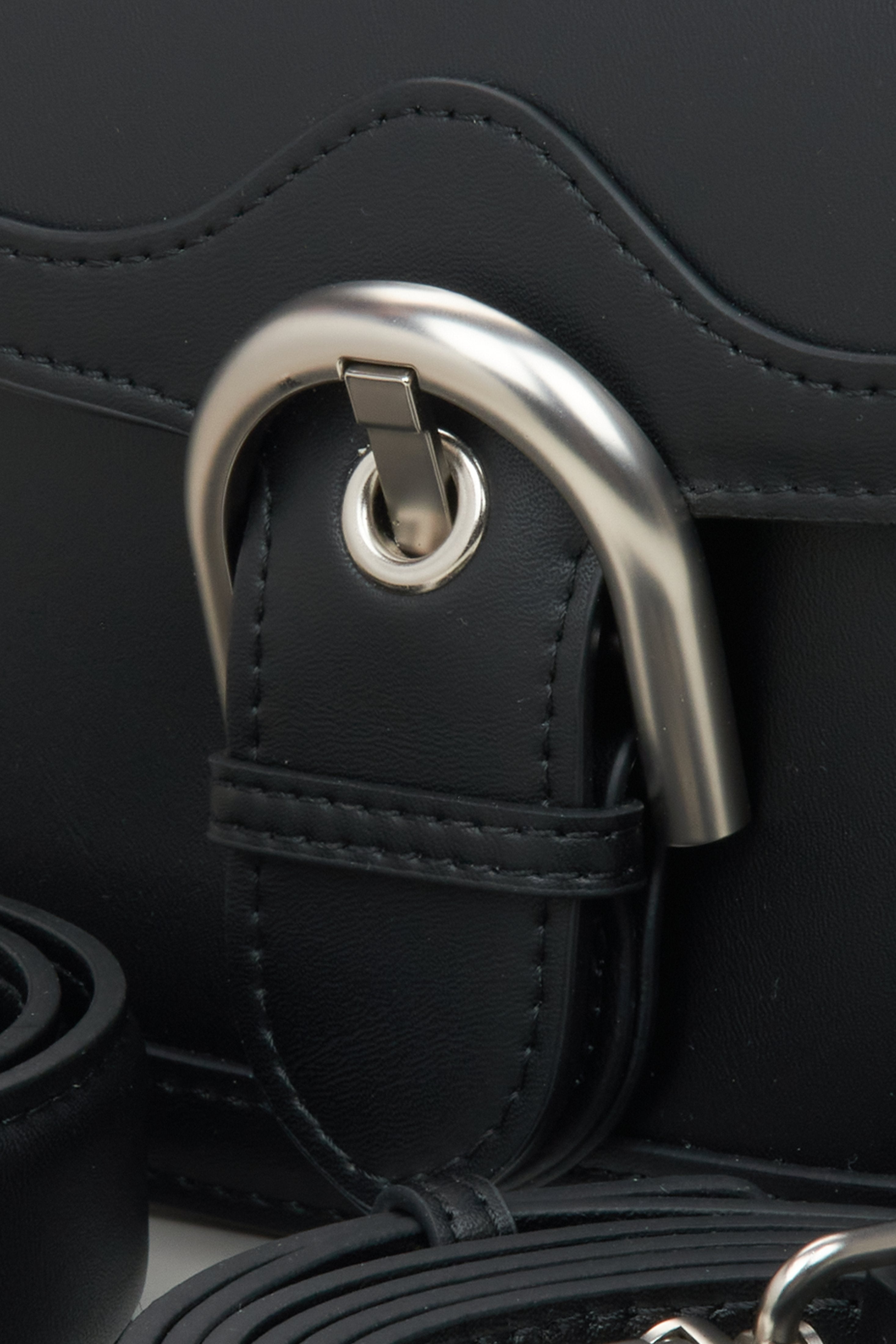 Women's black leather horseshoe-shaped bag by Estro - close-up of the details.