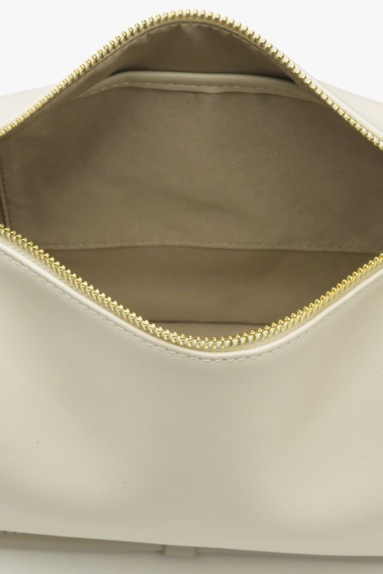 Estro light beige leather women's shoulder bag - close-up on the interior of the model.