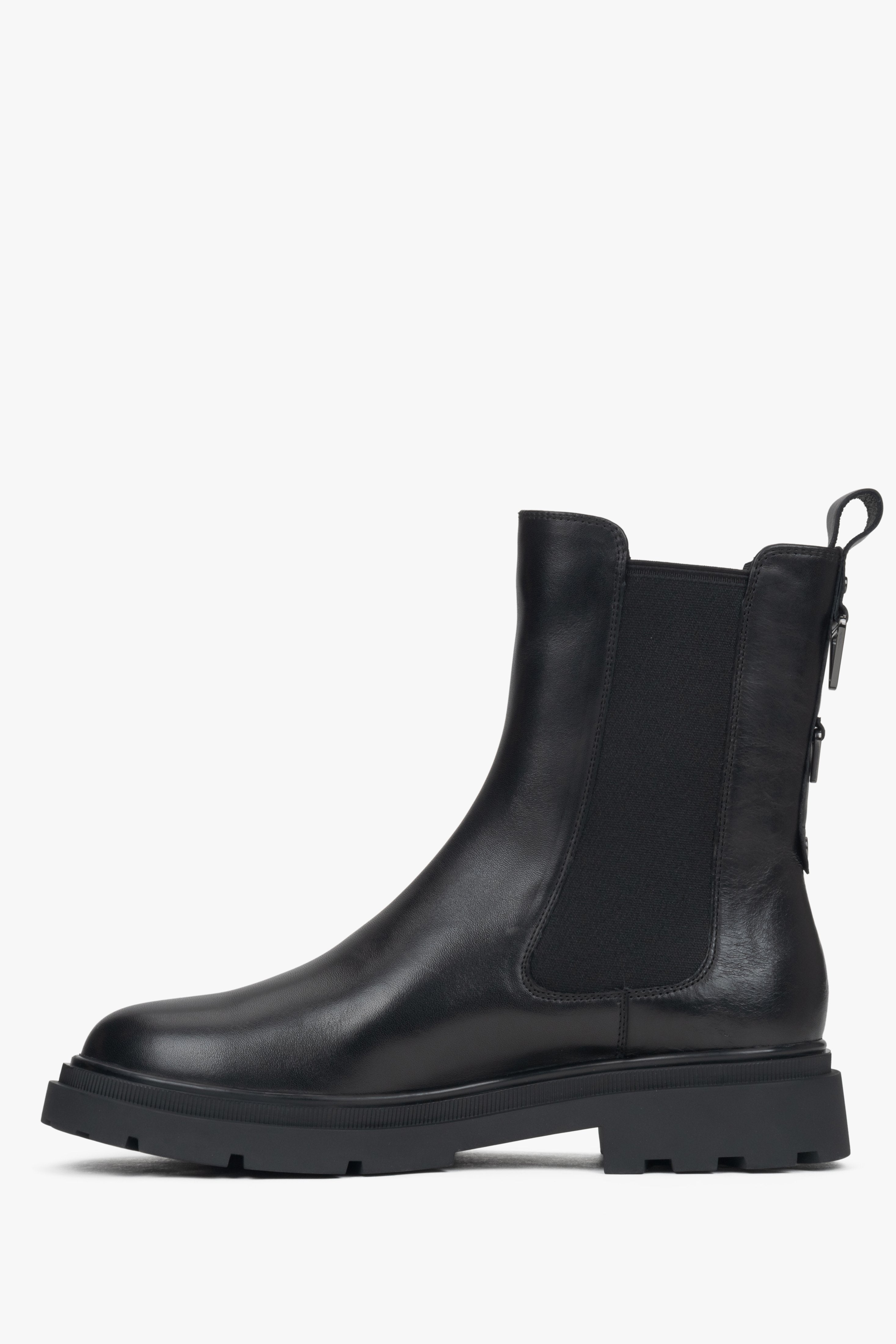 Black women's chelsea boots Estro - side profile of the shoe.