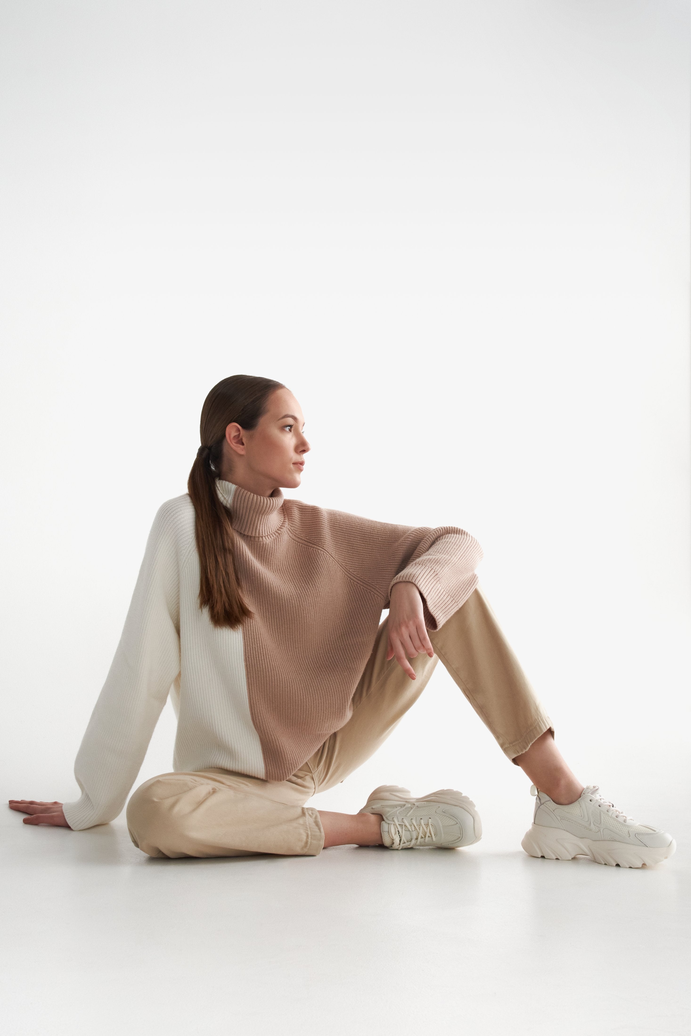 Women's beige ES 8 sneakers - presentation of the footwear on a model.