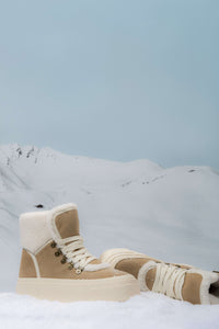 Women's beige winter ankle boots with fur lining.