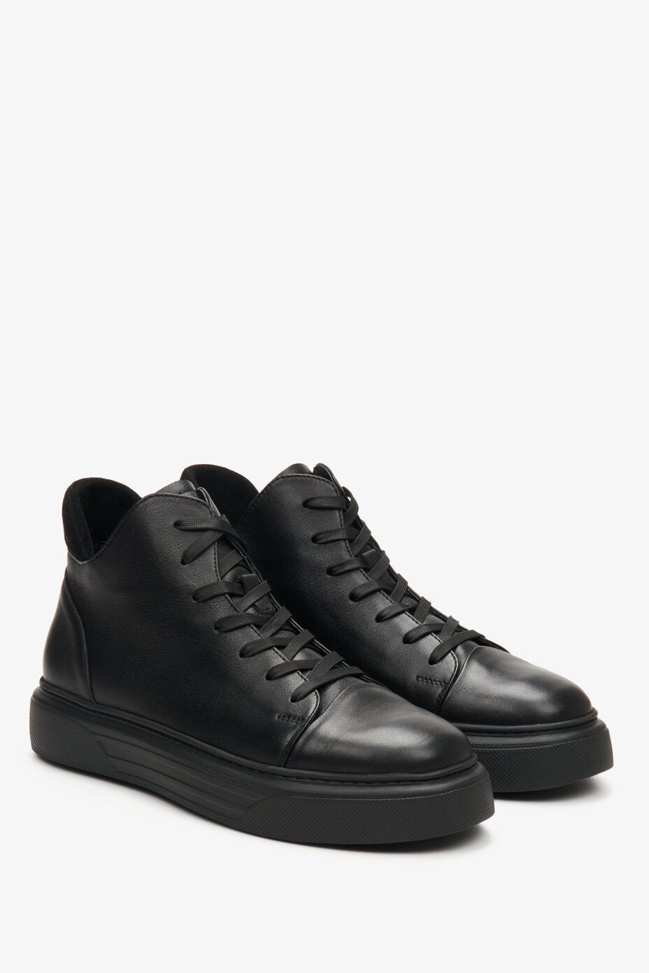High men's winter boots with laces in black by Estro.