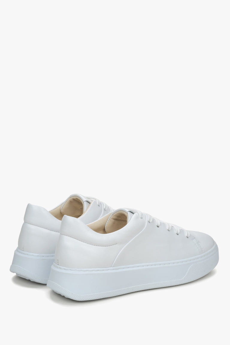 White leather women's sneakers Estro - close-up of the heel and side profile of the shoe.