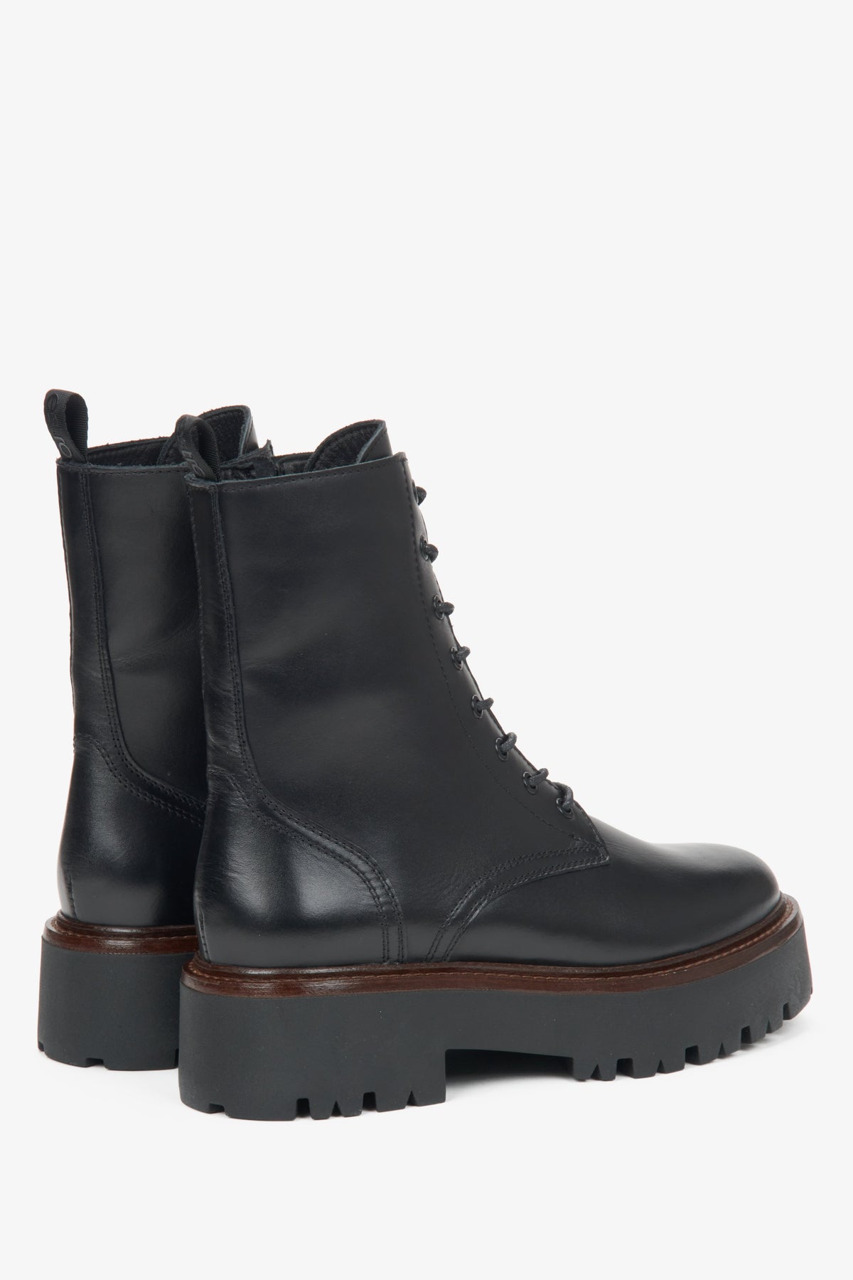 Women's black ankle boots by Estro - close-up of the heel.