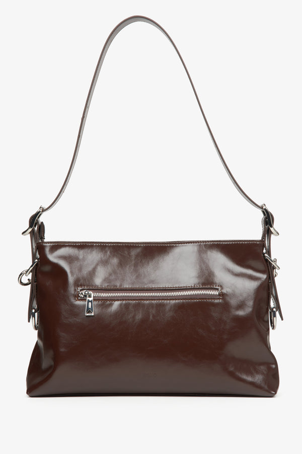 Handy saddle brown women's bag Estro with a silver chain.