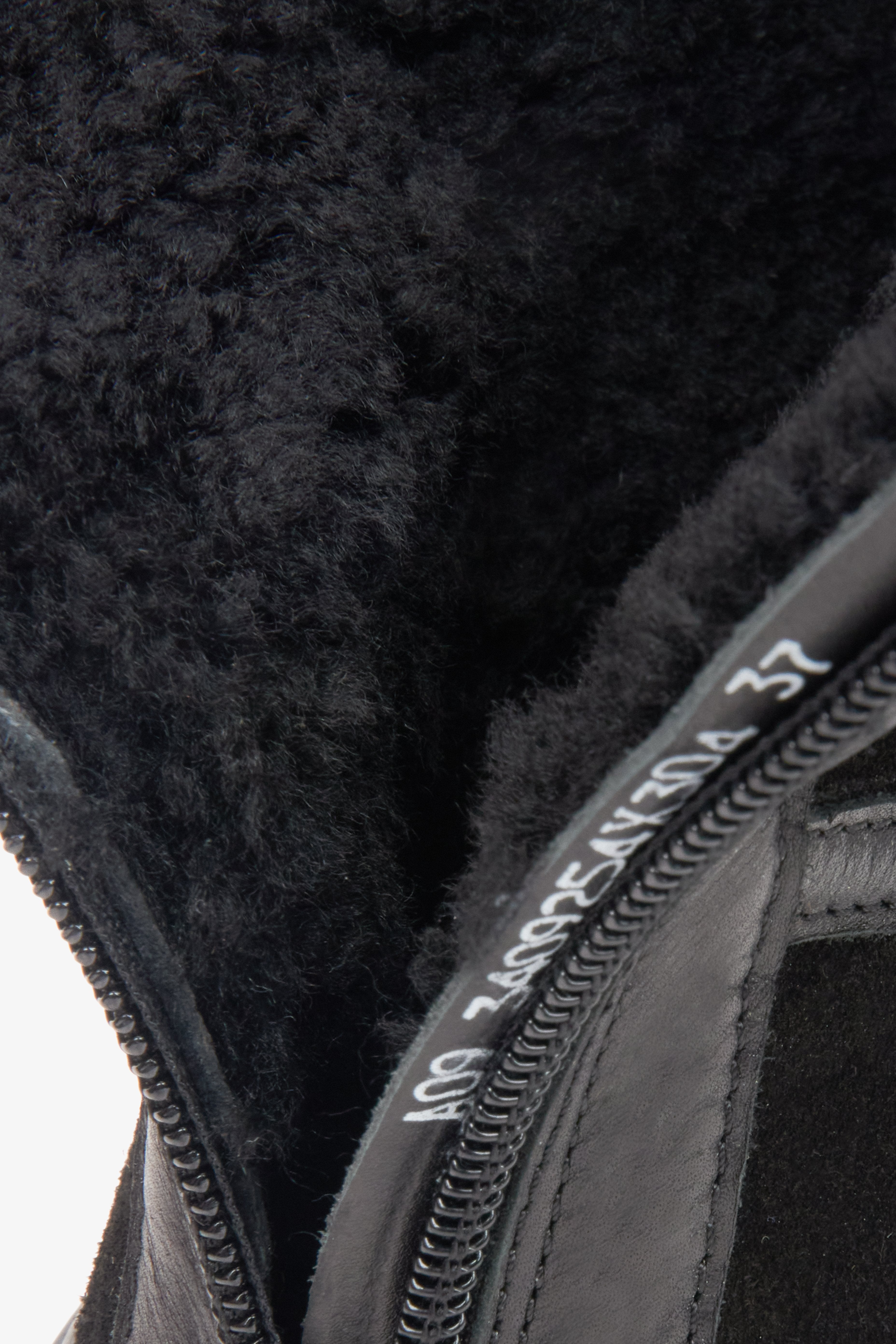 Black women's snow boots made of high-quality, soft natural velour, lined with fur by Estro – close-up of the interior.