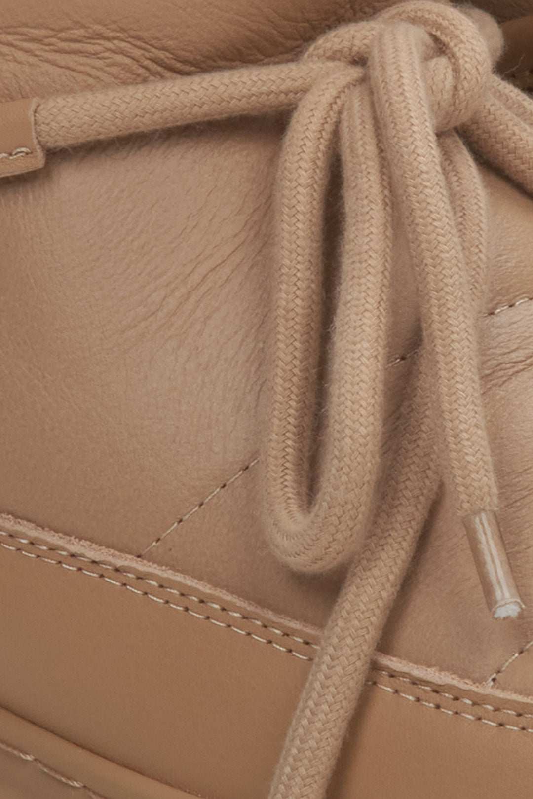 Brown leather snow boots by Estro - a close-up on details.