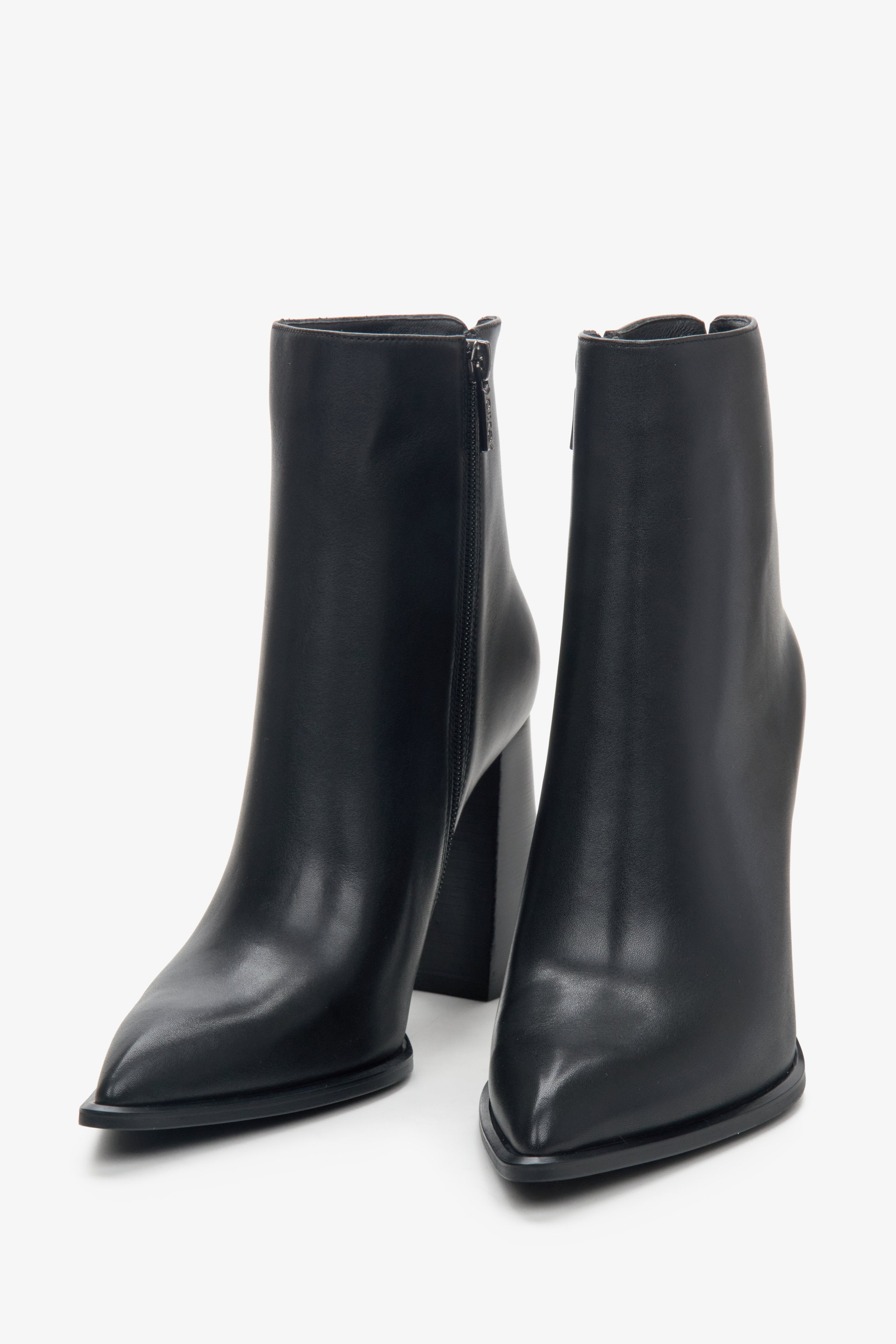 Women's black leather ankle boots Estro.