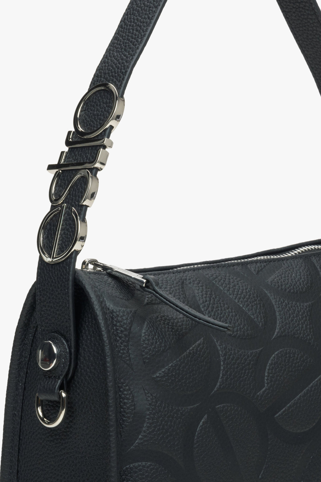 Women's black shoulder bag - a close-up on details.