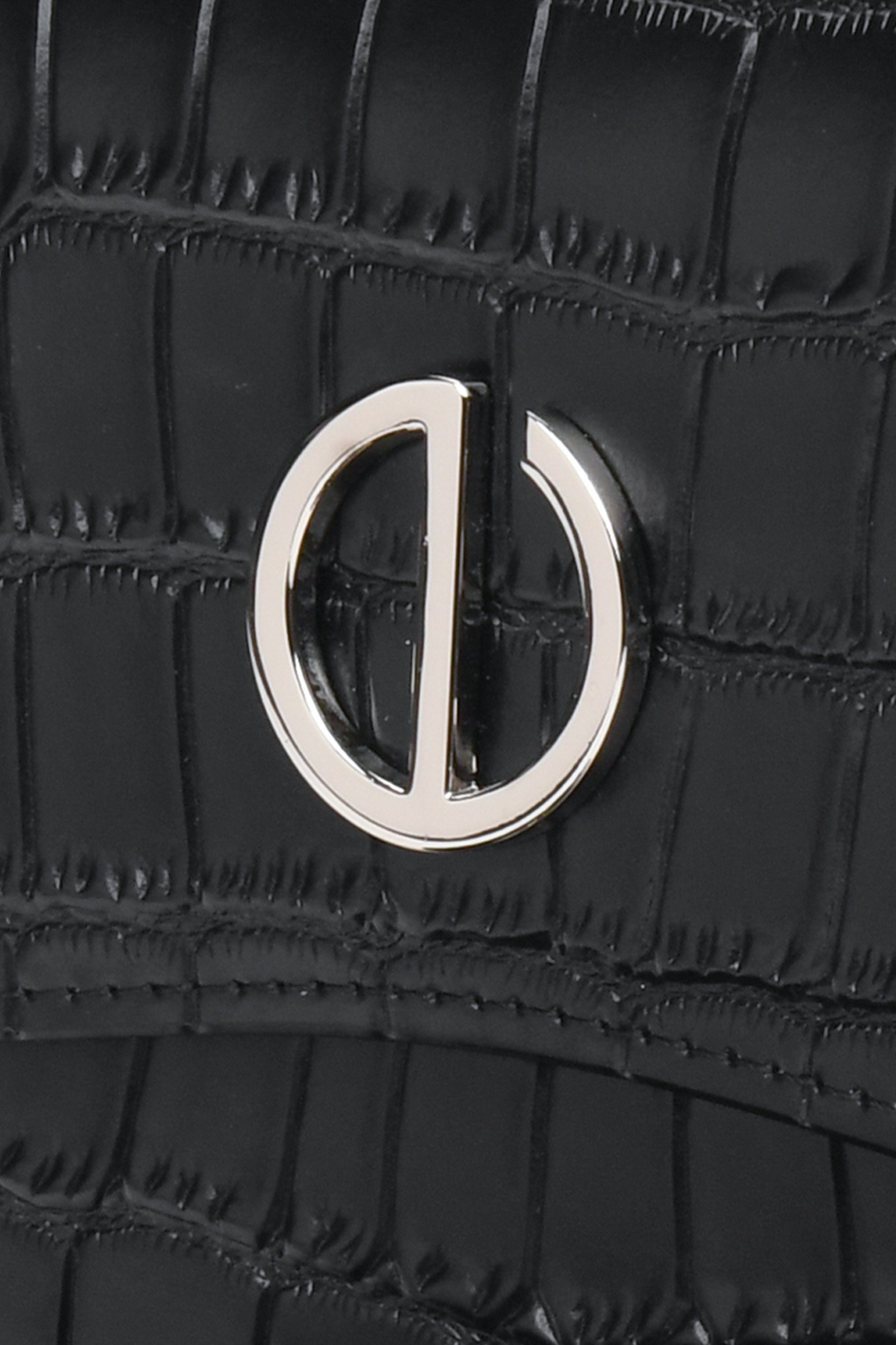 Women's black bag by Estro - close-up of the details.