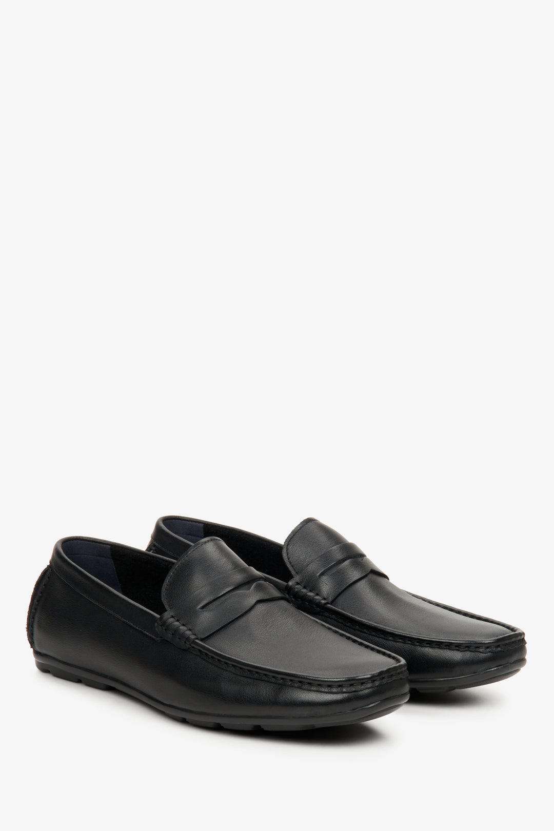 Estro men's black leather loafers - presentation of the toe and side seam of the footwear.