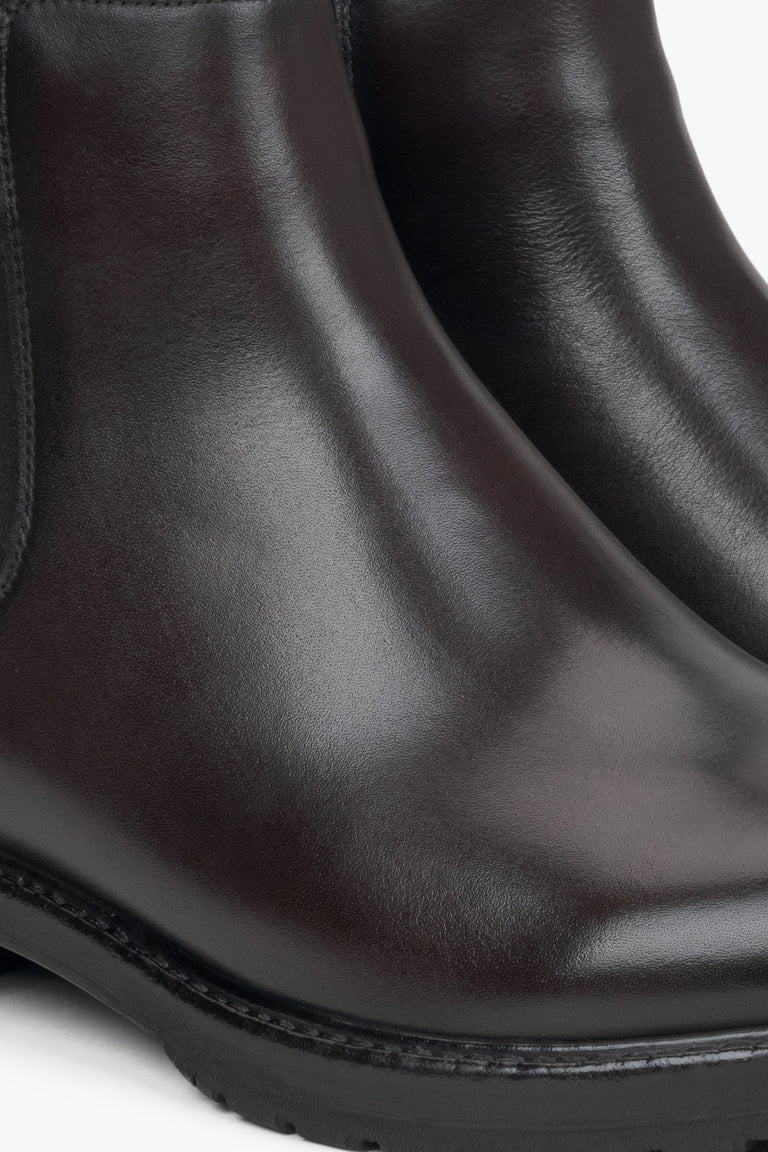 Estro men's dark brown leather Chelsea boots – close-up of details.