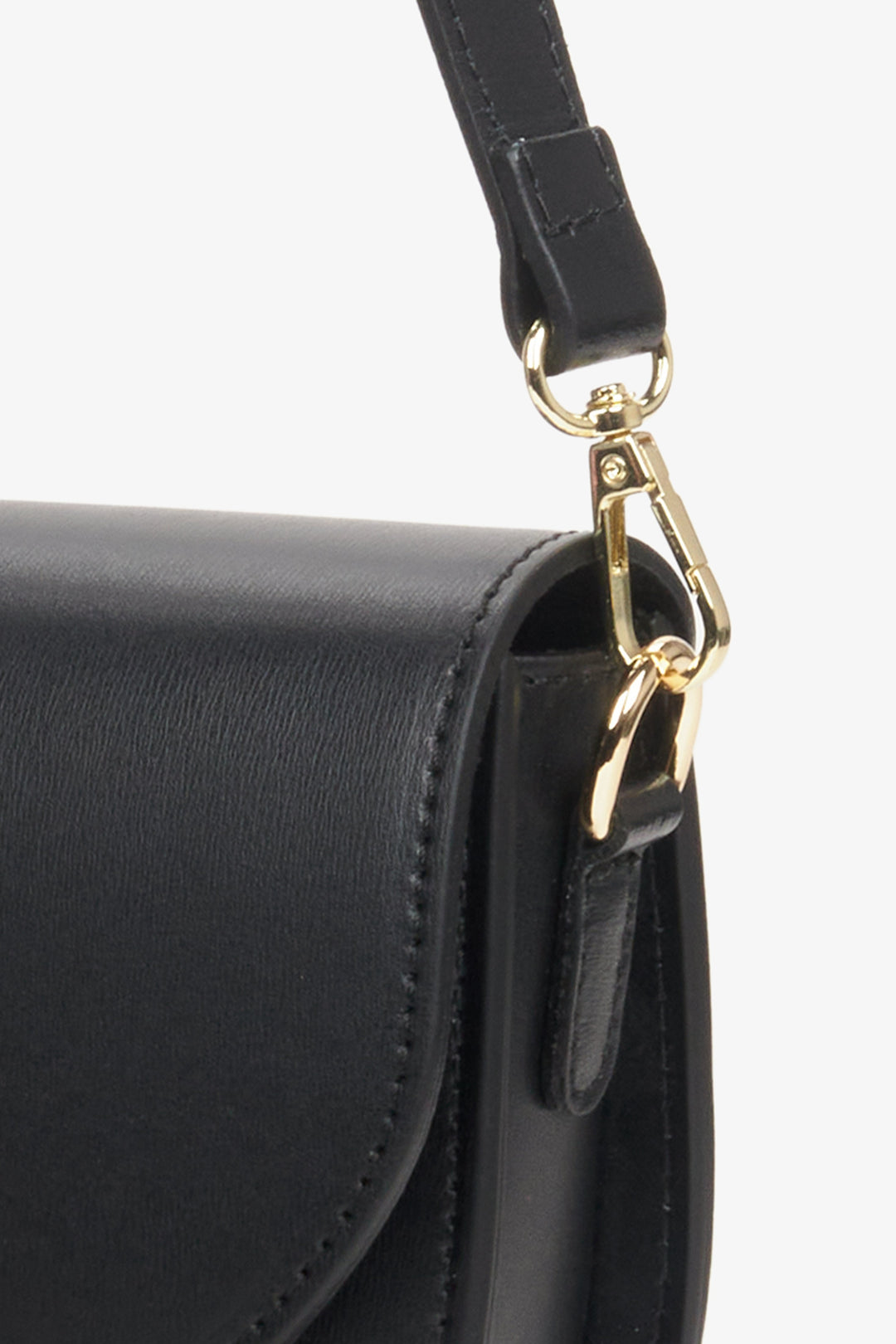 Italian leather black handbag Estro - a close-up on details.