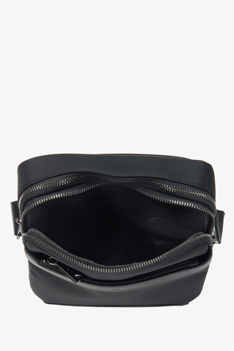 Practical black men's shoulder bag Estro with an adjustable strap, made from genuine leather and textiles – interior view of the model.