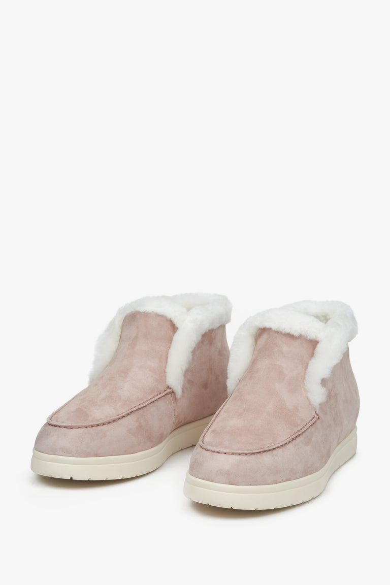 Winter women's moccasins in pink velour and natural leather by Estro - front part of the shoe.