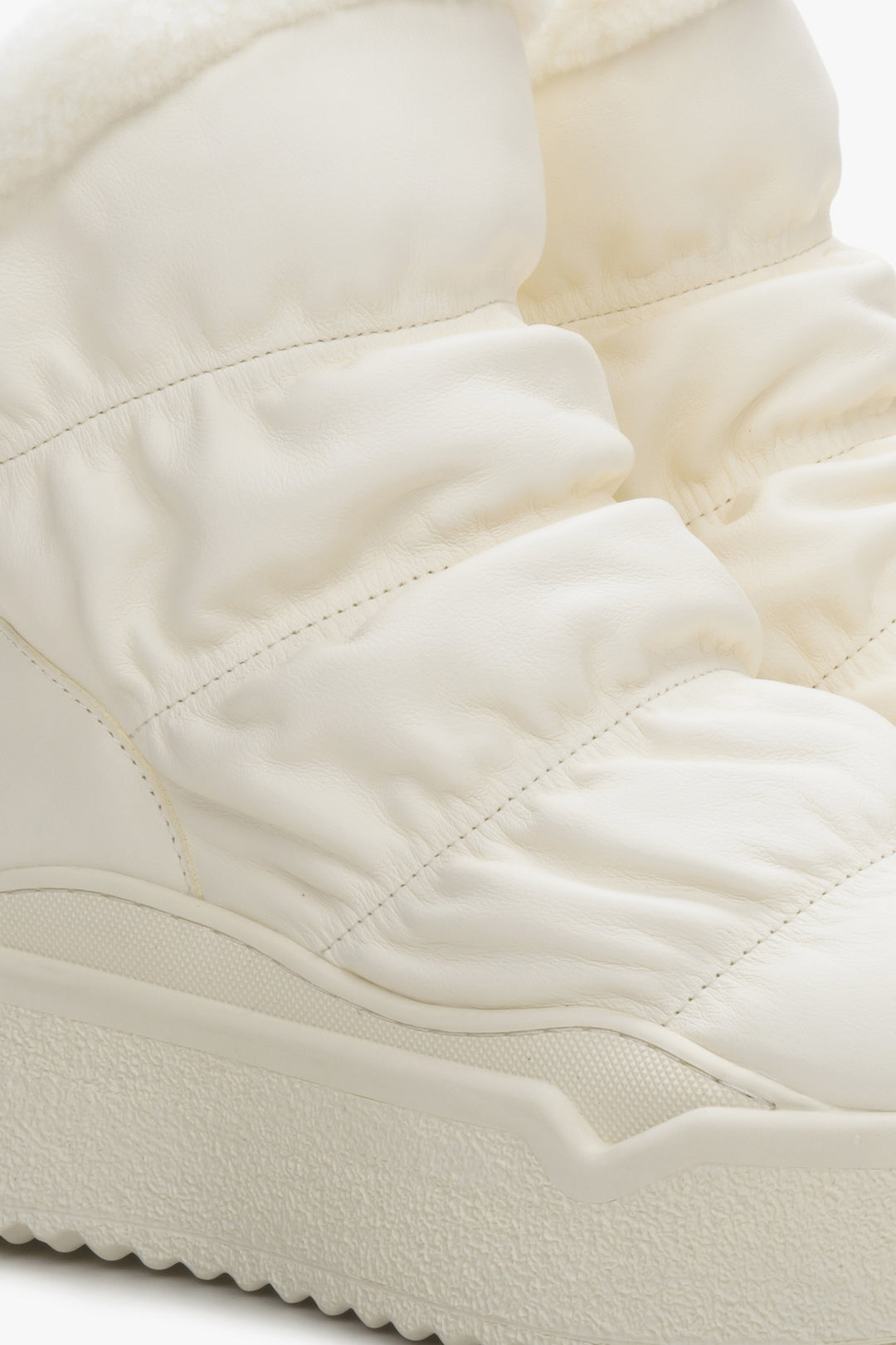 Women's snow boots in light beige Estro - a close-up on details.