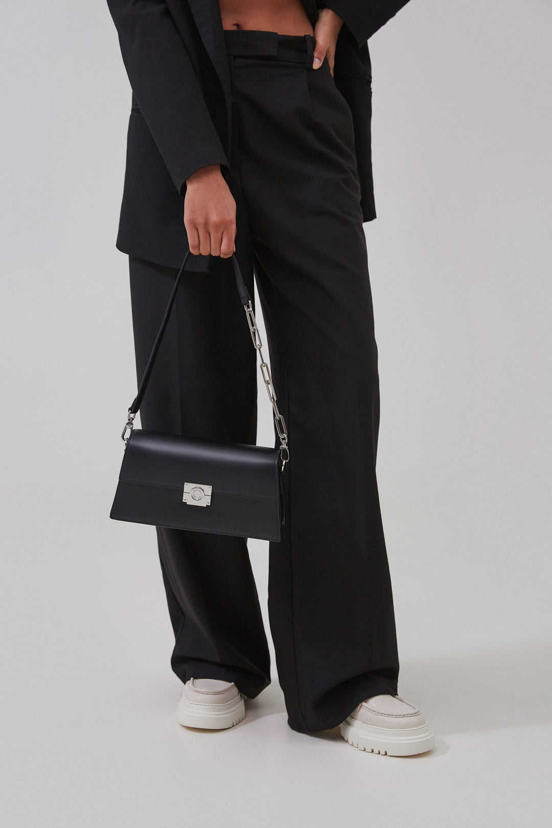 Estro women's leather handbag in black colour - presentation on a model.