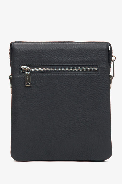 Stylish black leather pouch Estro with adjustable strap - back view of the model.