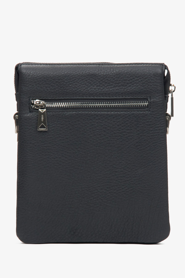 Stylish black leather pouch Estro with adjustable strap - back view of the model.