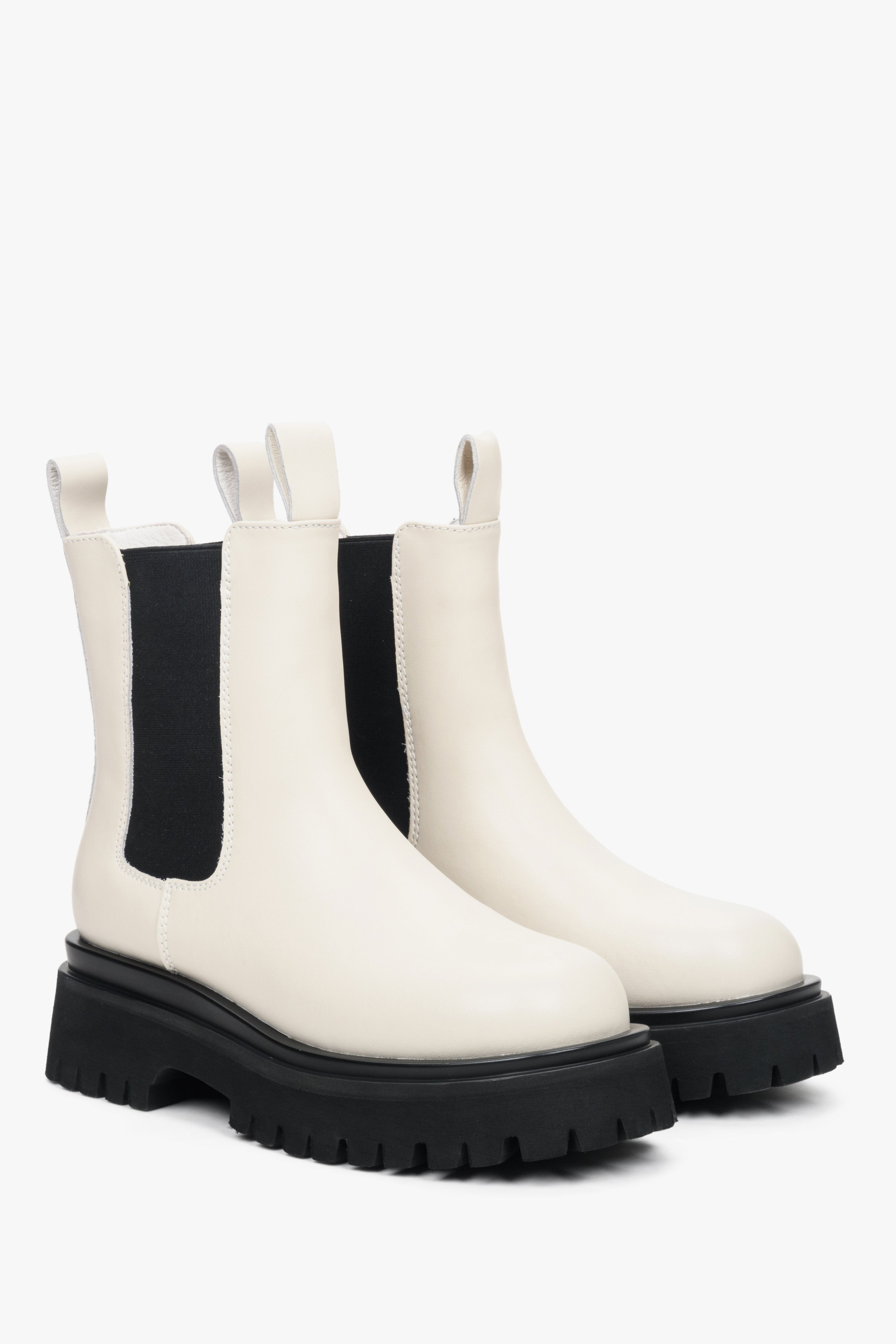 Estro women's black and white leather ankle boots - presentation of the toe and side seam of the shoe.