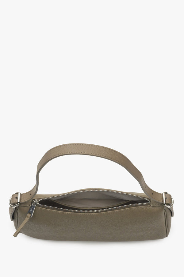 Women's beige-grey Estro shoulder bag - close-up on the interior.