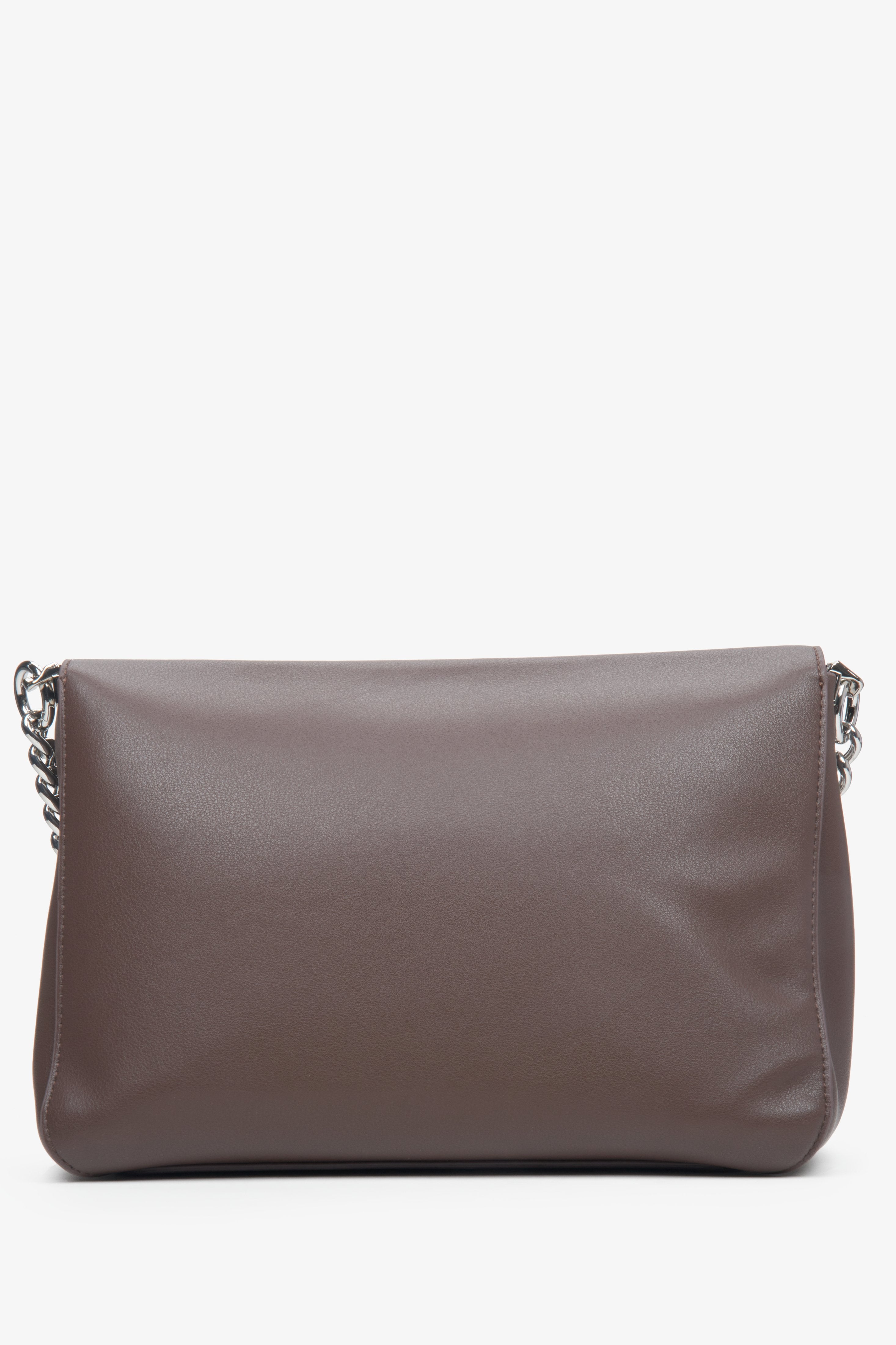 Women's dark brown leather crossbody bag Estro with a chain - back view of the model.