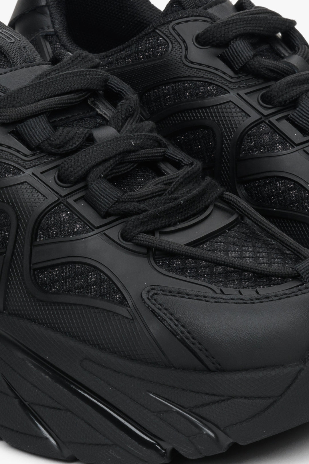 Women's black sneakers ES 8 - close-up of the details.