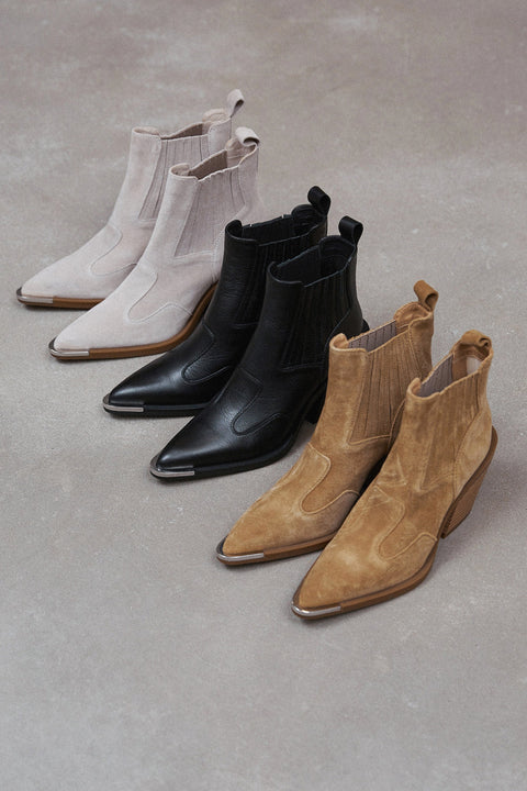 Low women's cowboy boots by Estro - color options presentation.