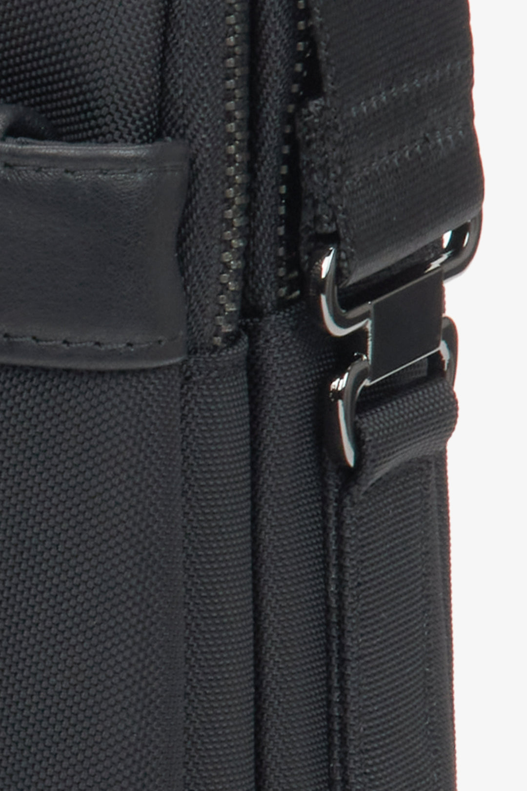 Black men's shoulder bag Estro with an adjustable strap, made from high-quality genuine leather and textiles – details.