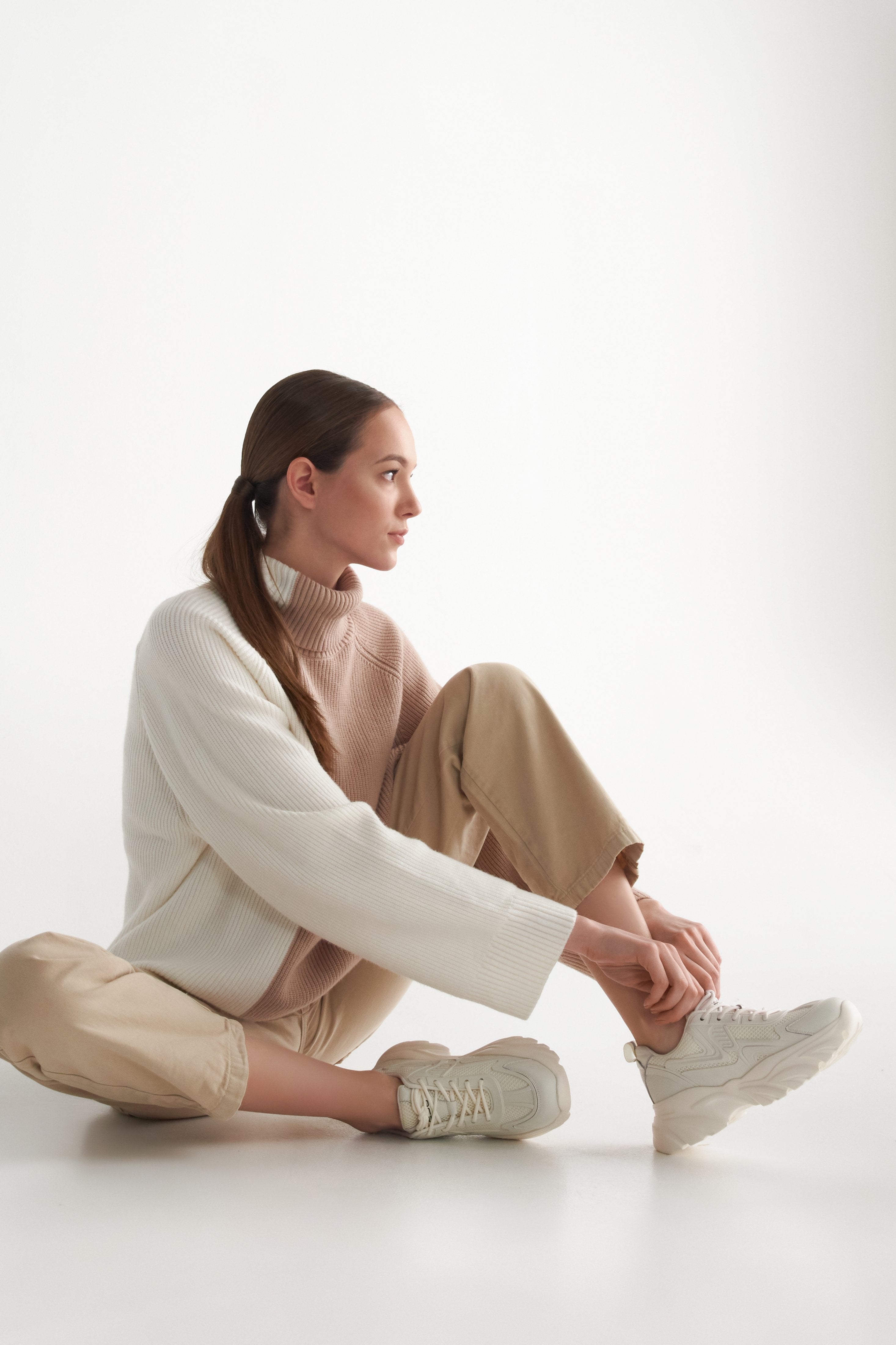 Women's beige ES 8 sneakers with laces on a high sole - presentation of the footwear on a model.