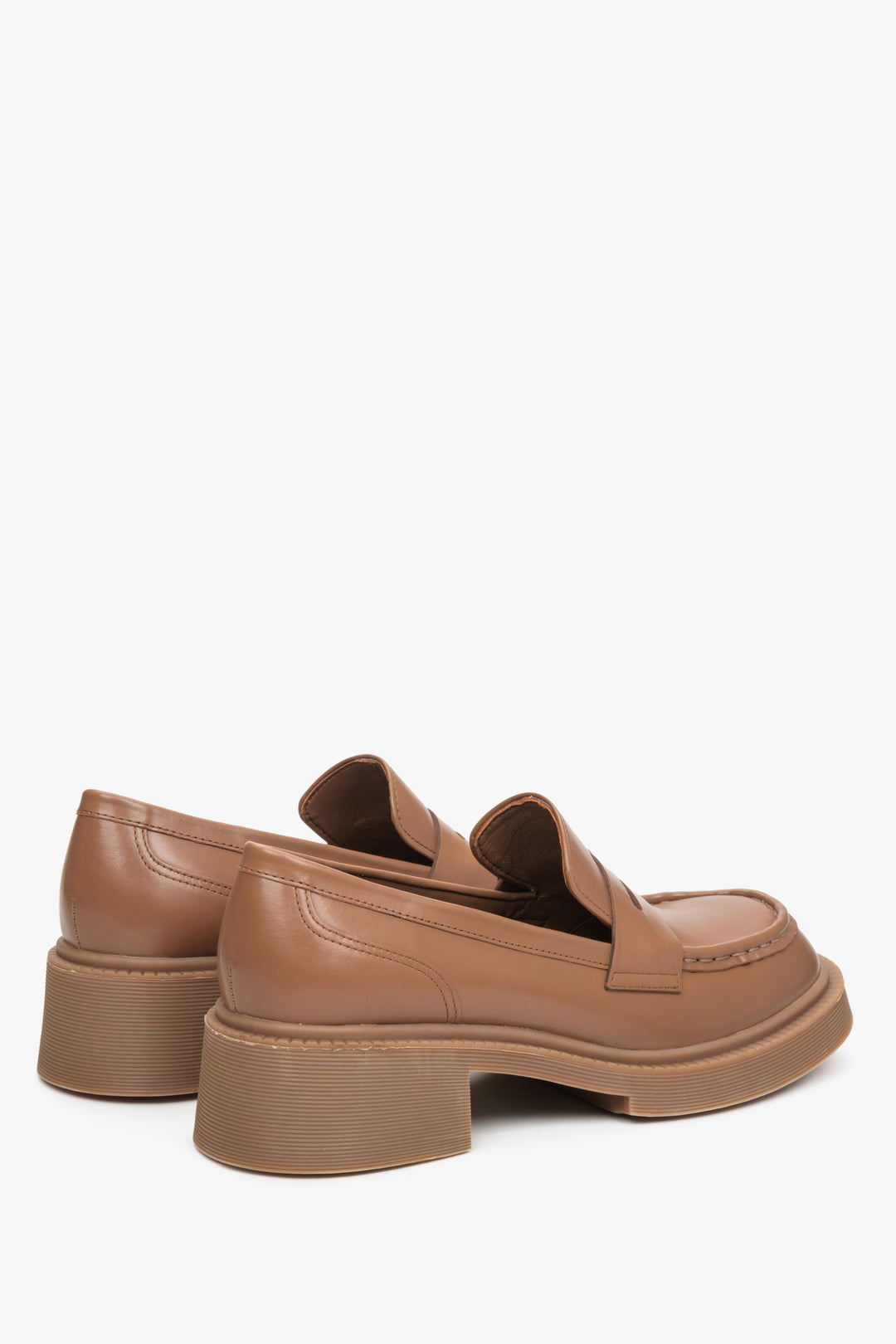 Women's brown leather moccasin shoes with a stable heel, Estro - close-up on the side line and heel counters.