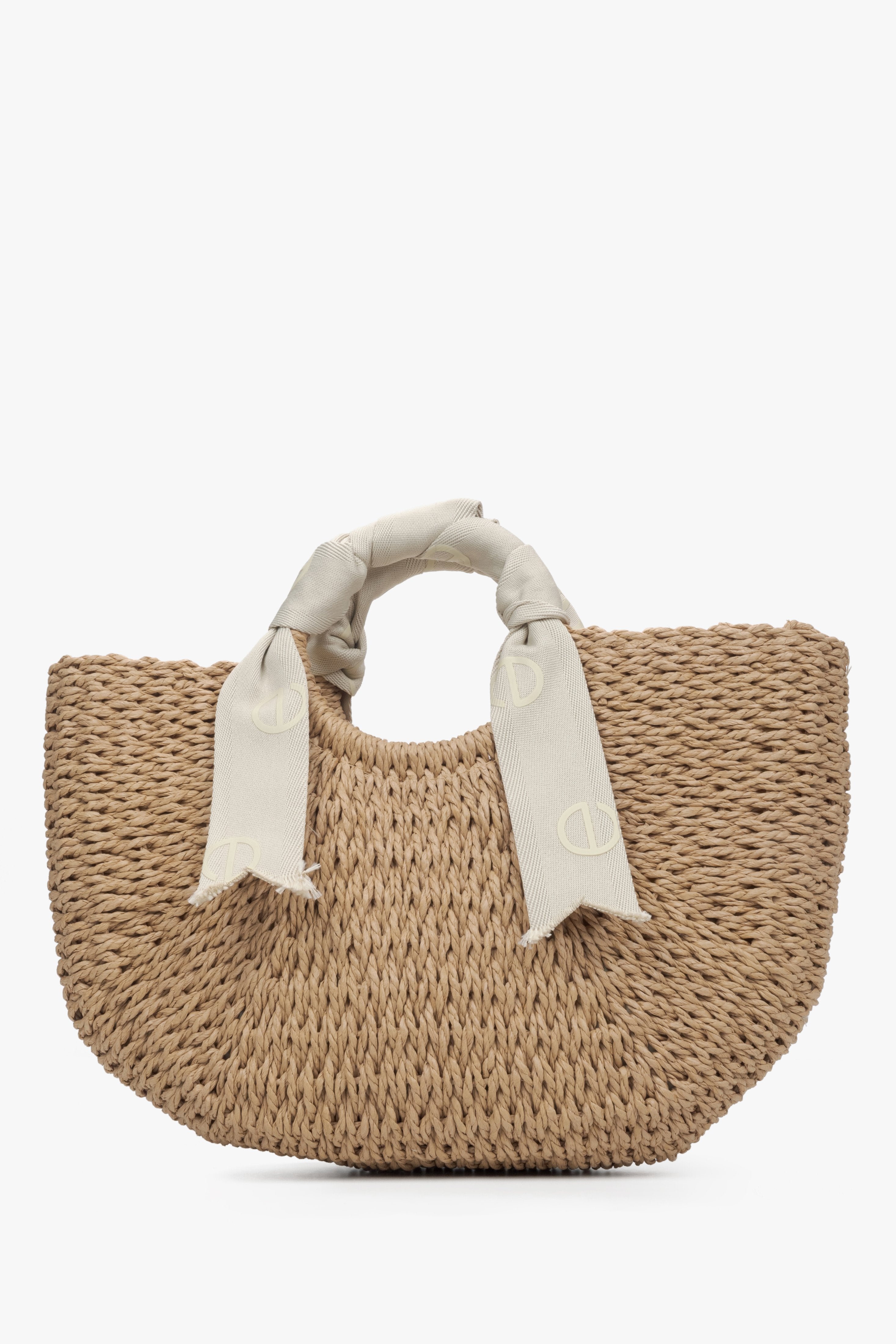 Estro women's woven bag with light beige handle.