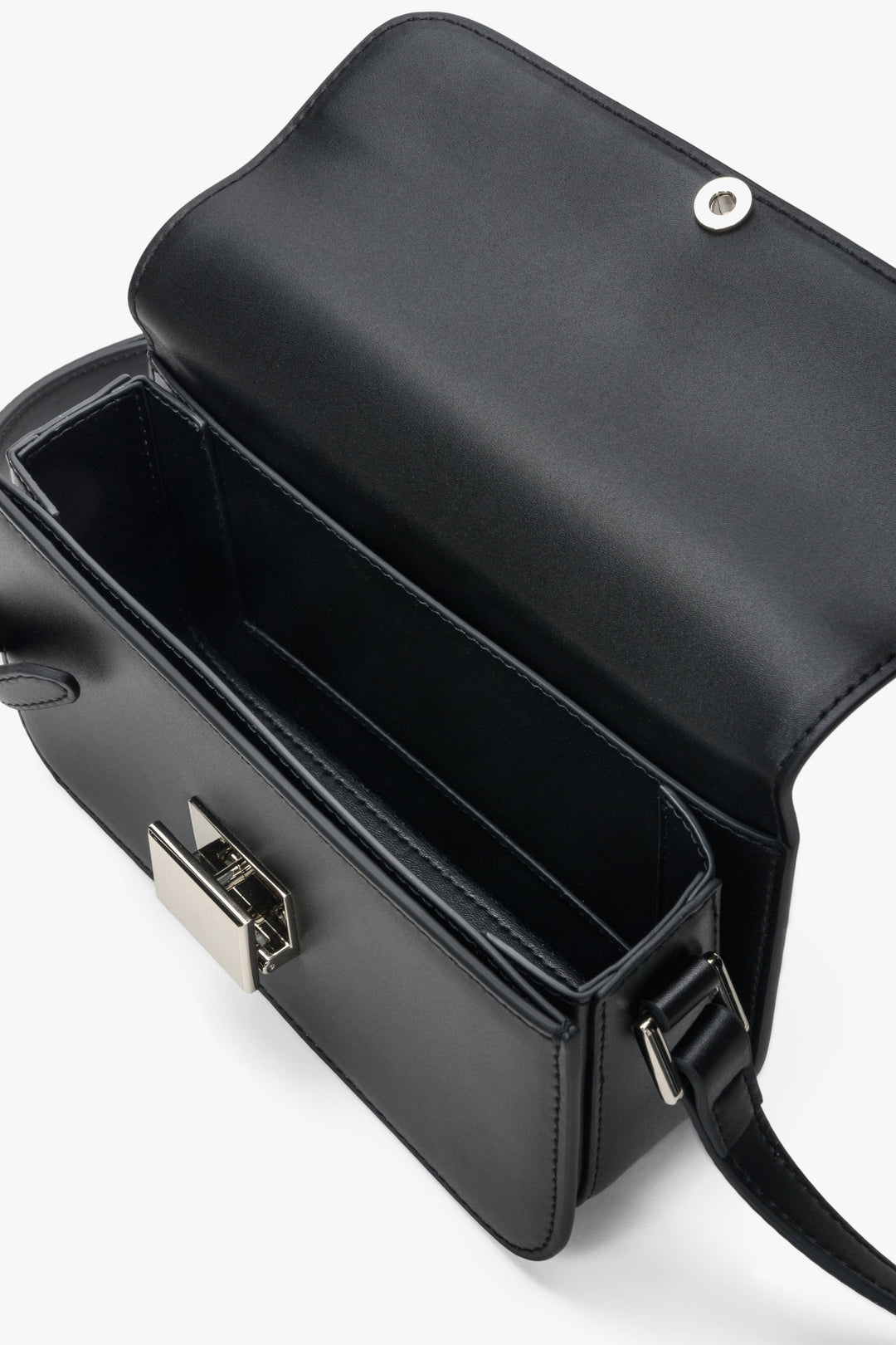 Leather, handy women's handbag Estro in black with silver fittings Estreo - close-up on the interior of the model.