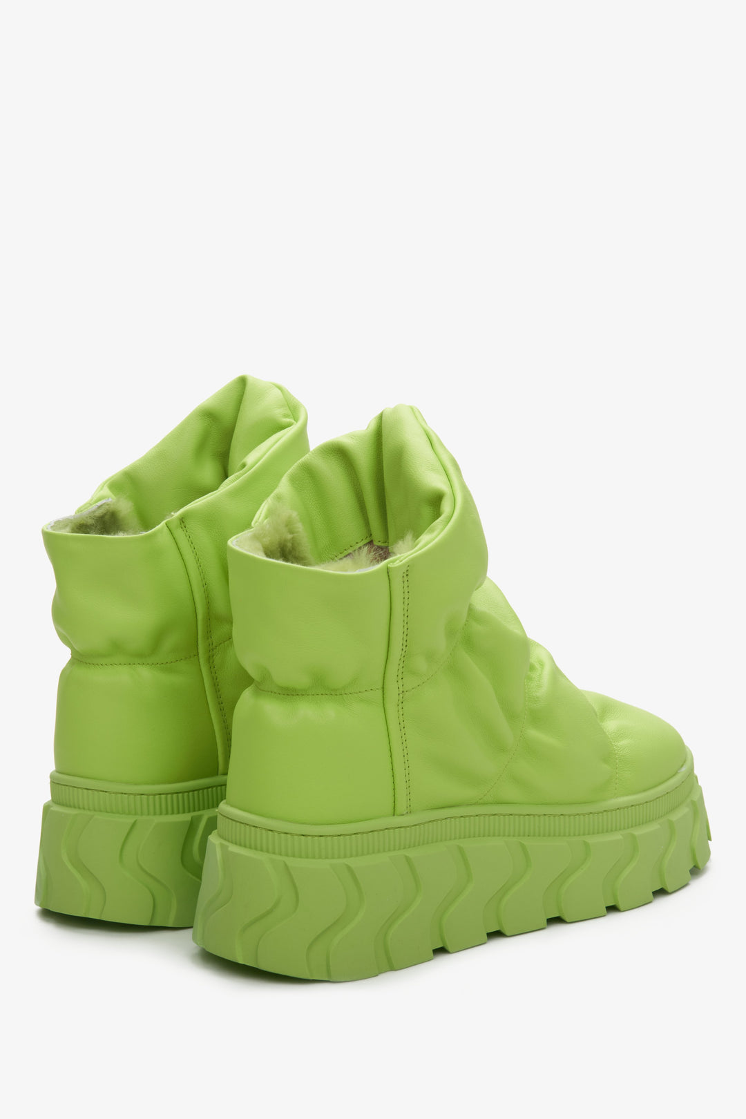 Women's warm and cozy green snow boots Estro - a close-up on shoe toe.