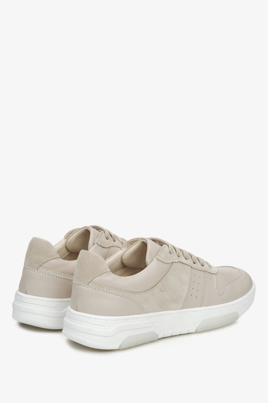 Estro beige women's sneakers - close-up on the heel counter and side profile of the shoe.