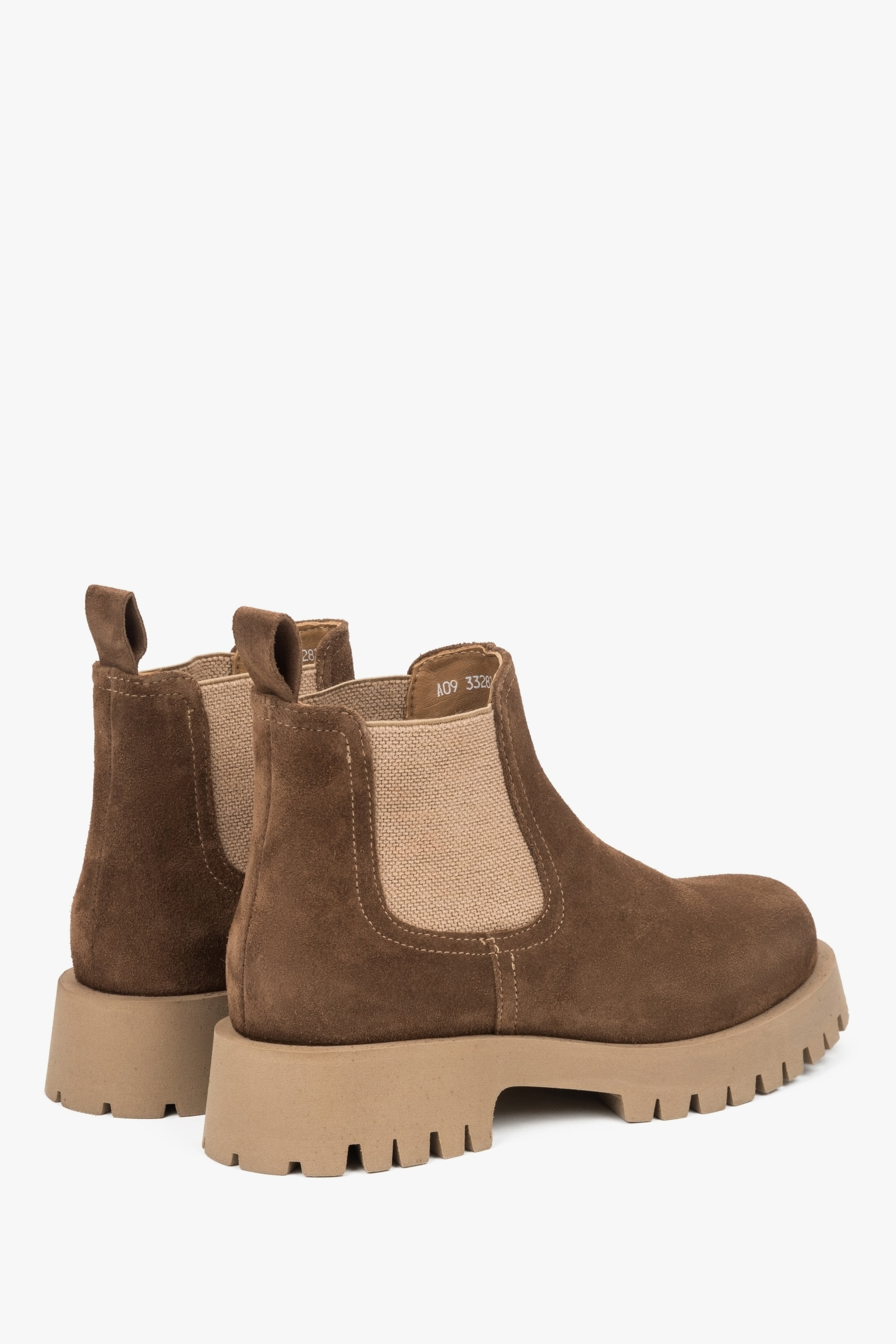 Women's low brown Chelsea boots Estro – close-up of the heel and side line of the shoes.