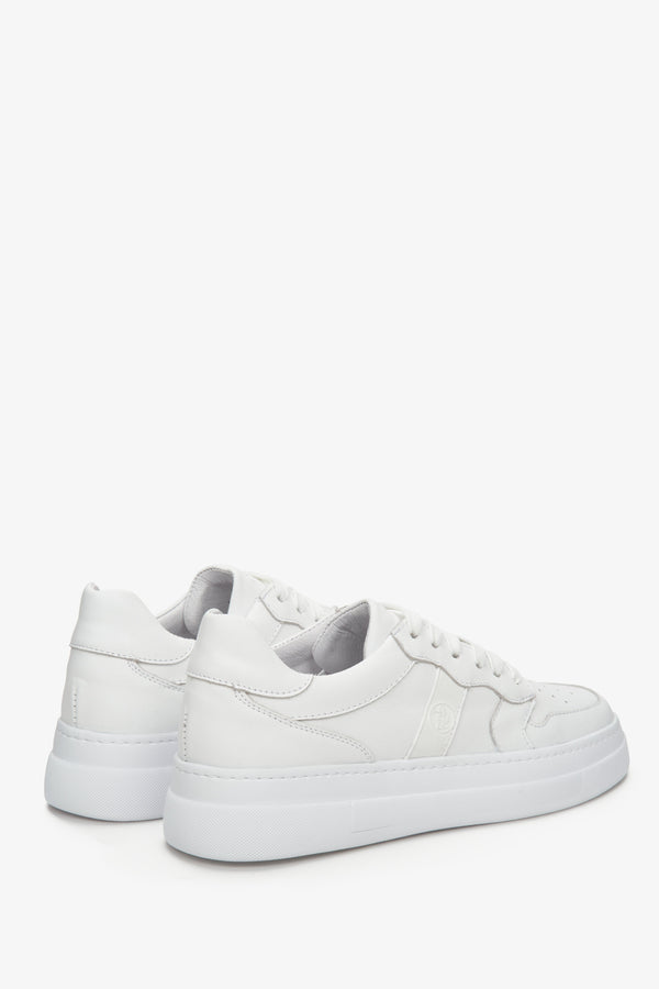 Women's Estro leather sneakers in white - presentation of the heel and side seam.