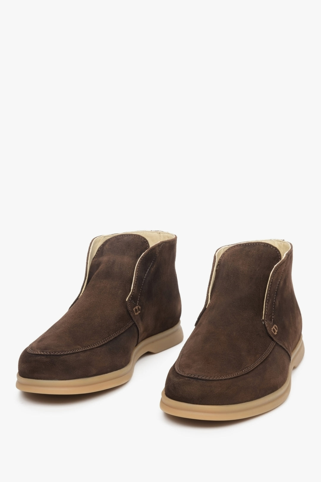 Men's fall brown suede ankle boots - close-up on the front of the Estro footwear.