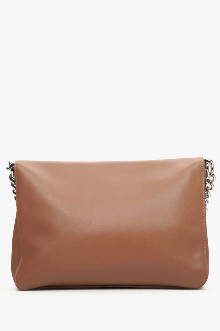 Women's brown leather crossbody bag Estro with a chain - back view of the model.