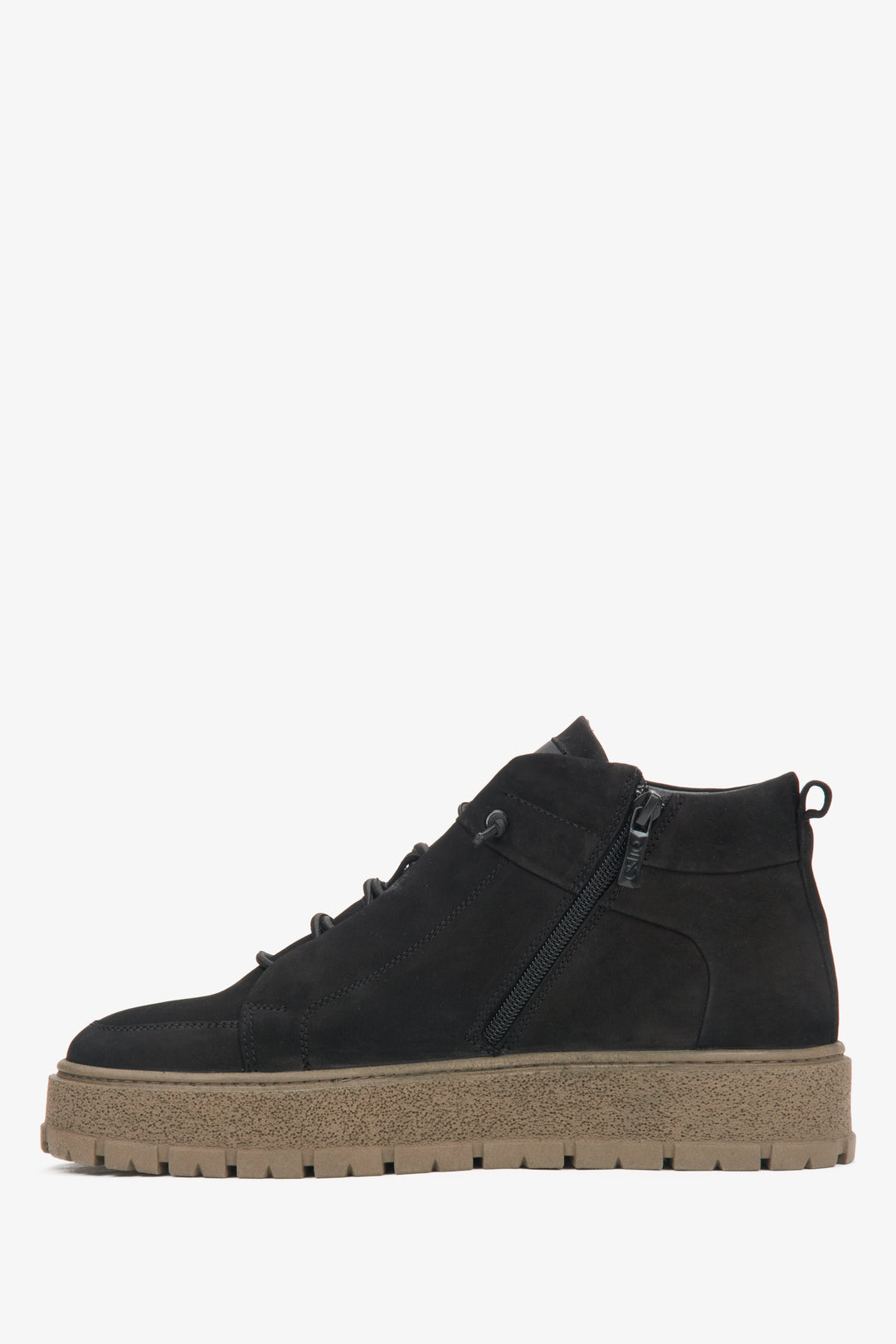 High-top men's sneakers made of nubuck by Estro in black - side profile of the shoe.