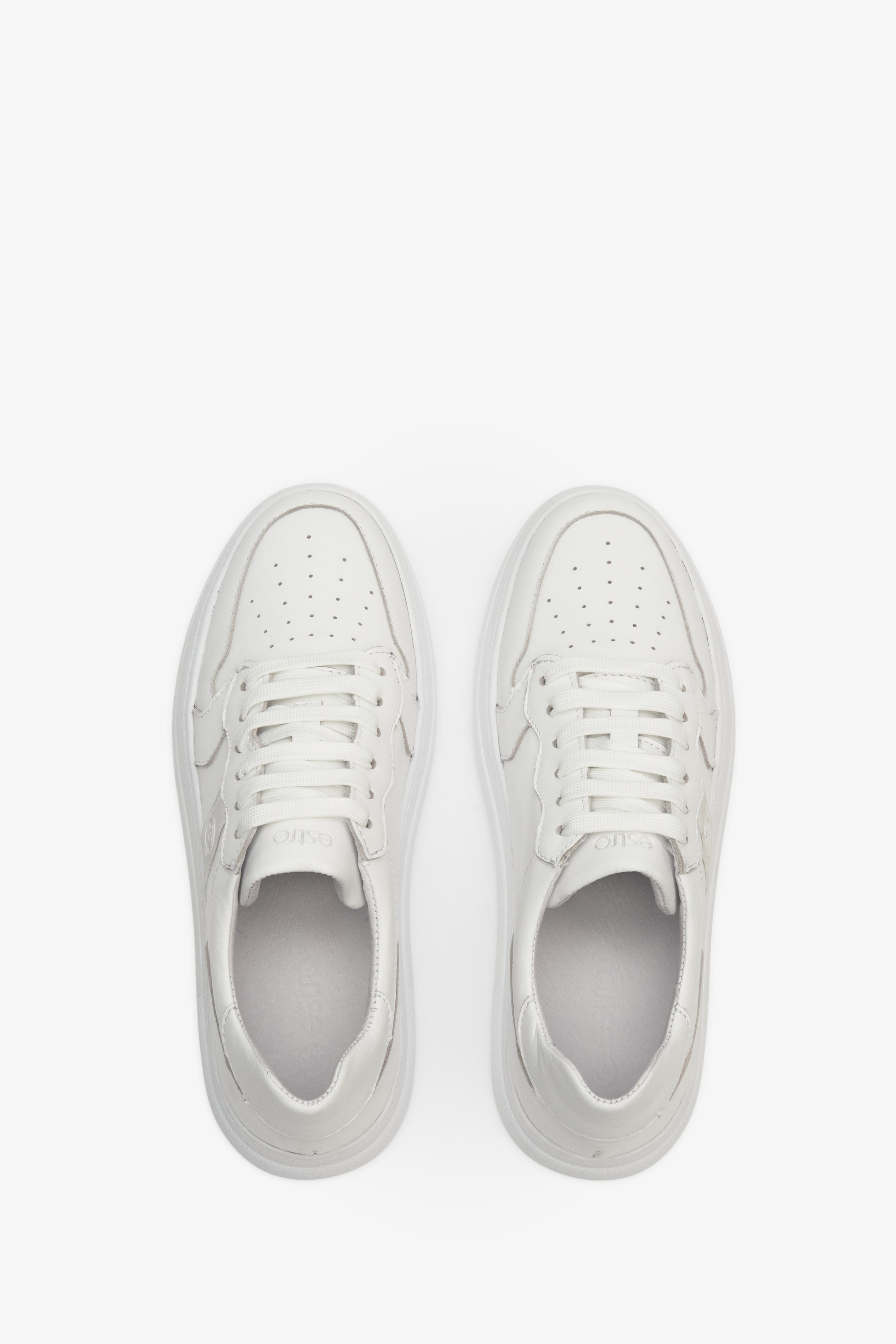 Women's sneakers in white of natural leather for summer, laced.