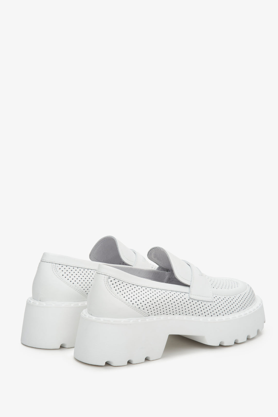 Leather moccasins for women in white of Estro brand with perforation for summer - the presentation of the heel and side seam of the shoes.