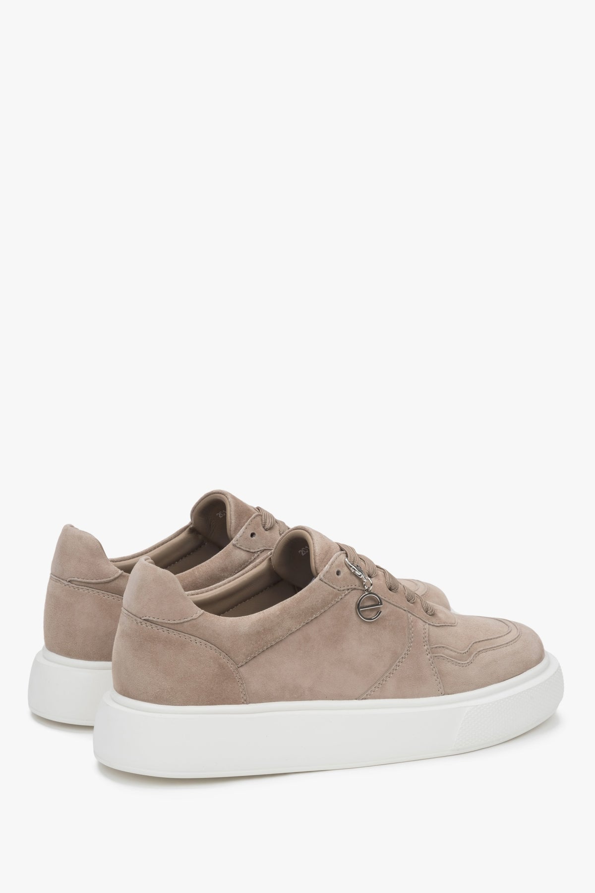 Casual brown Estro women's sneakers, made of velour and featuring a flexible sole that provides cushioning and comfort during activities.
