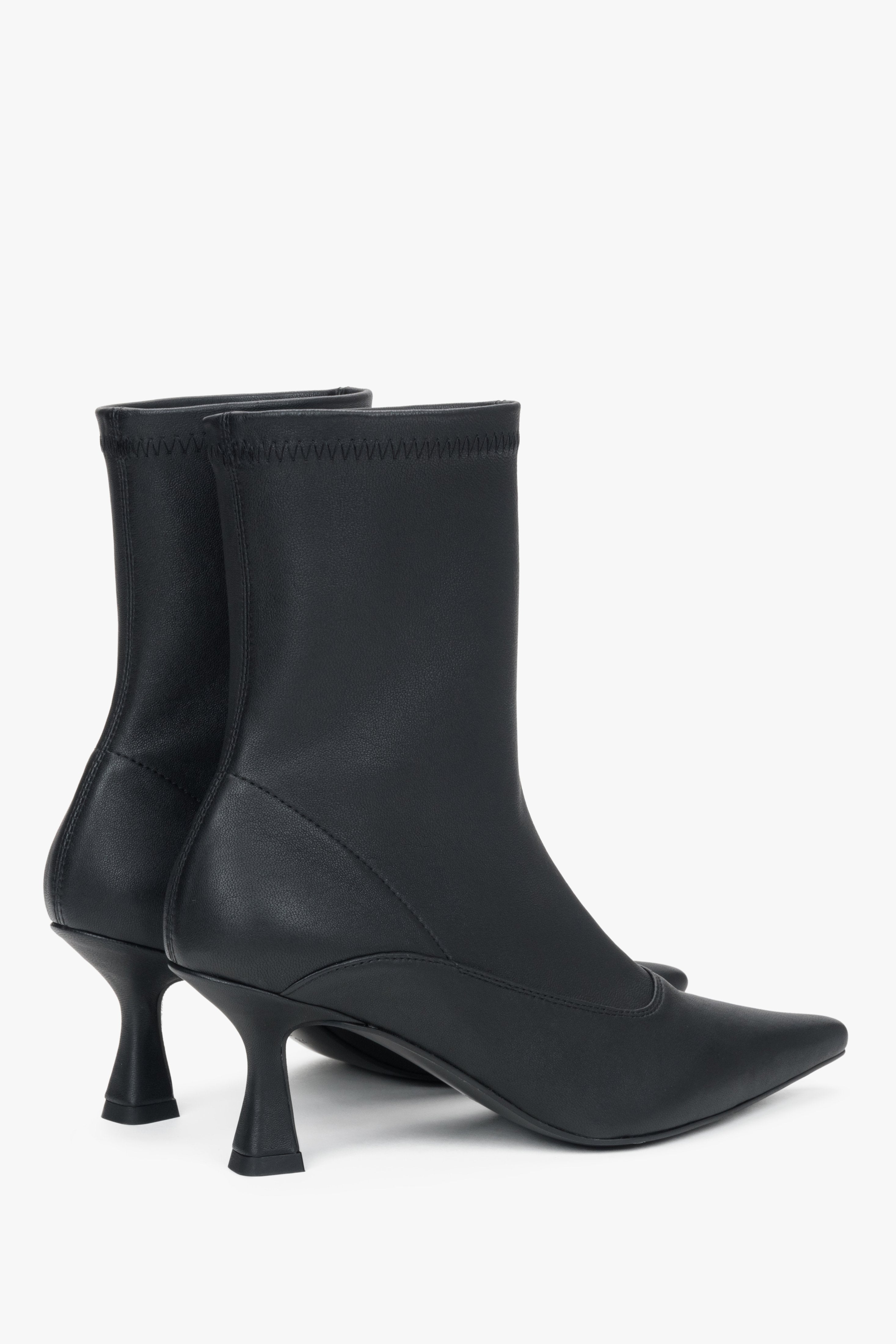 Women's black ankle boots with a heel and elastic shaft by Estro - close-up of the back of the model.