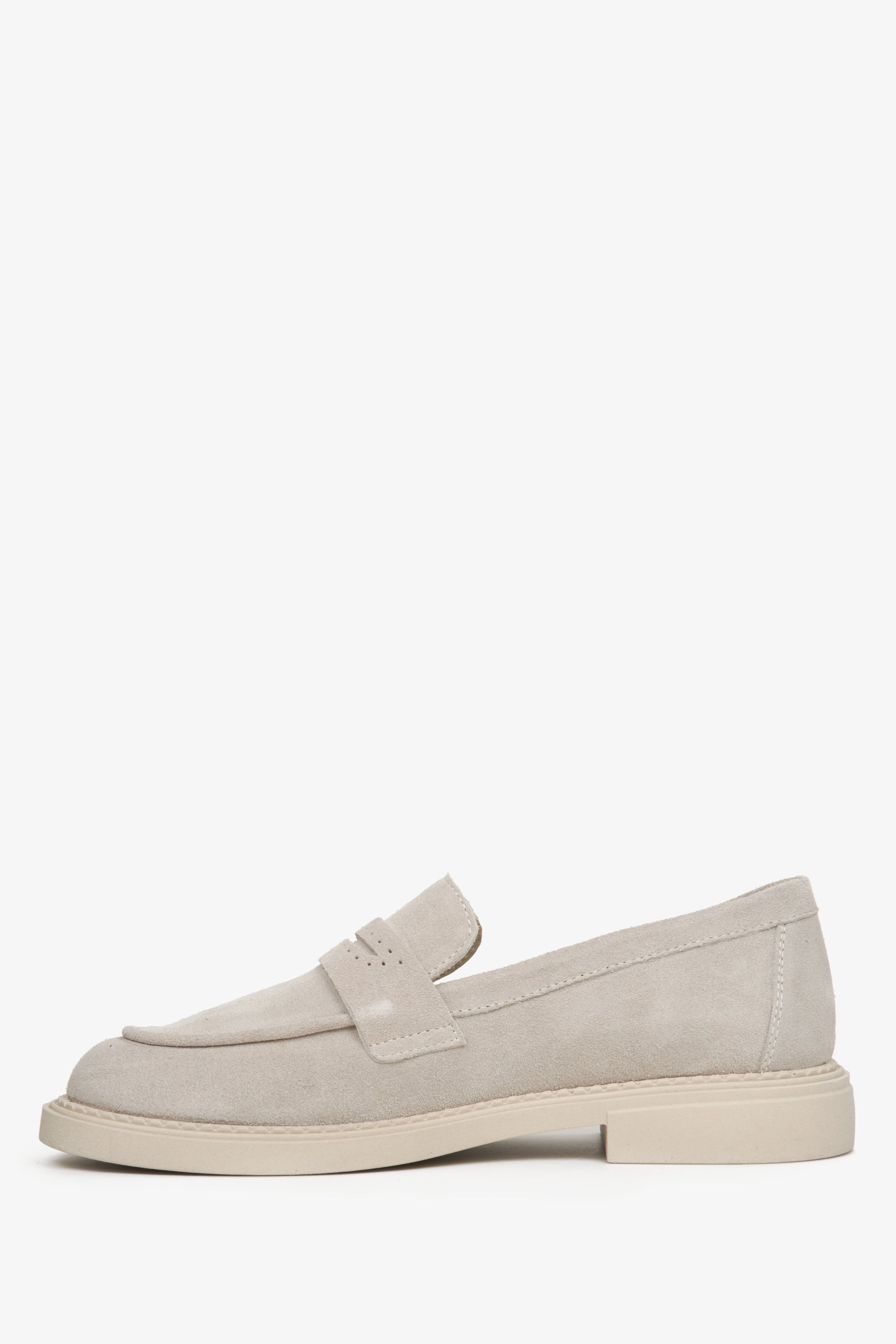 Women's velour loafers in light beige colour by Estro - shoe profile.