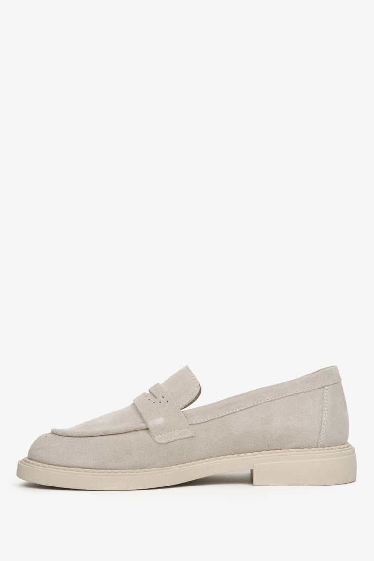 Women's velour loafers in light beige colour by Estro - shoe profile.